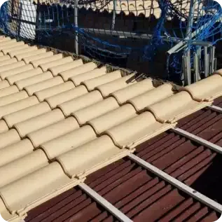 Construcción de edificios residenciales con teja curva